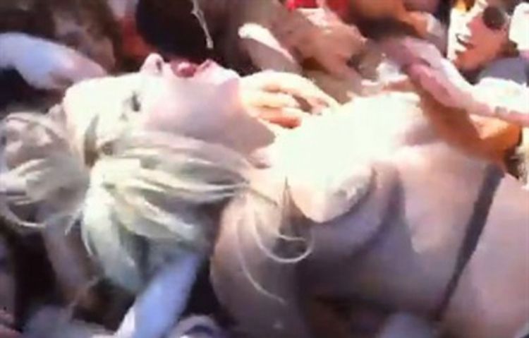 Lejdi Gaga gola među obožavaocima