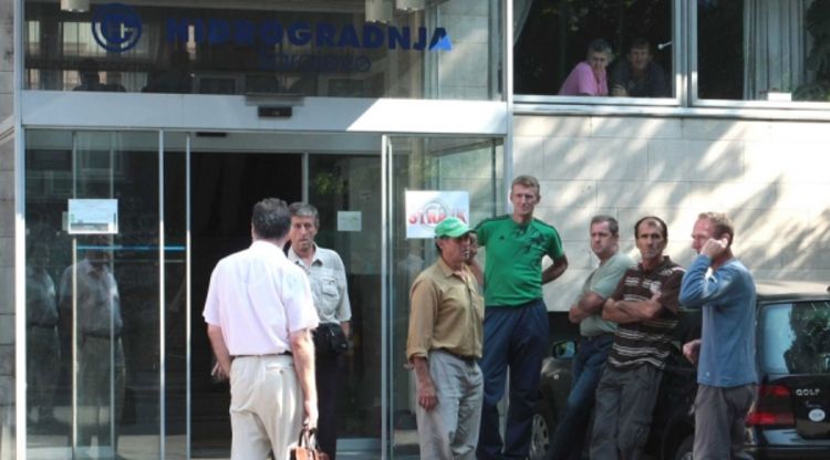 Radnici Hidrogradnje blokirali ulaz u zgradu