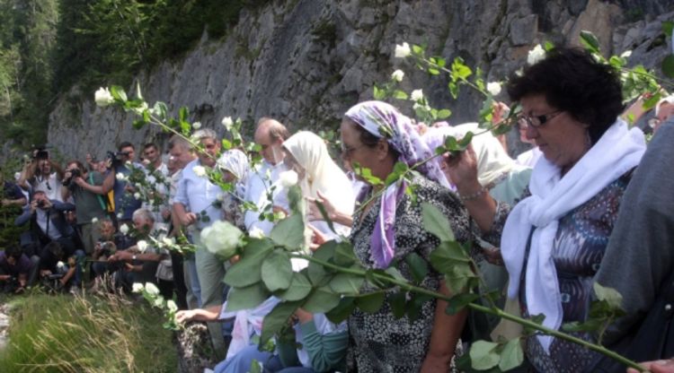 Bijele ruže za pomen žrtvama