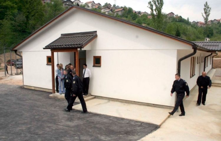 Imigranti čuvare gađali stolicama