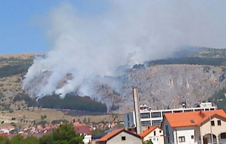 Vatra probila požarnu liniju