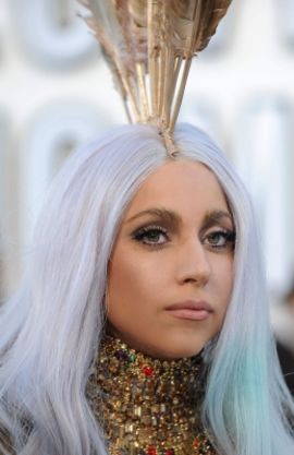 Lejdi Gaga šmrkala kokain s Biblije   