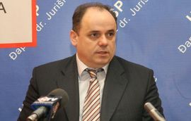 Ćosić zasjeo u Jurišićevu fotelju