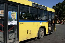 Plakati Stranke za BiH na vozilima javnog preduzeća