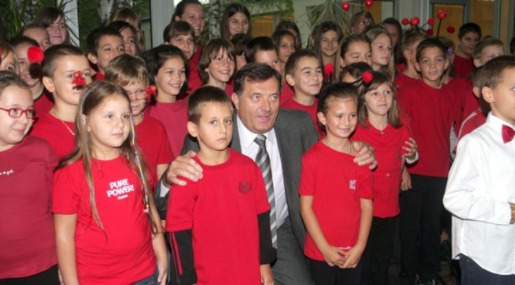 U klupama više od 330.000 učenika   