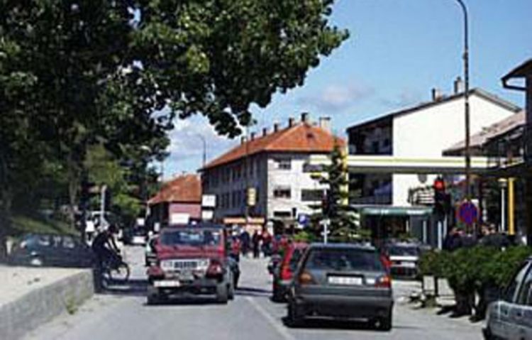 Čekićem porazbijao opštinske prozore