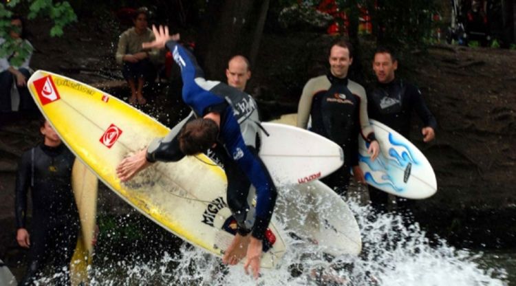 Raj za surfere u potoku