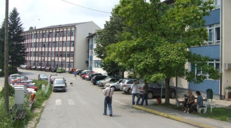 Pucao na svinje, pa ranio sina