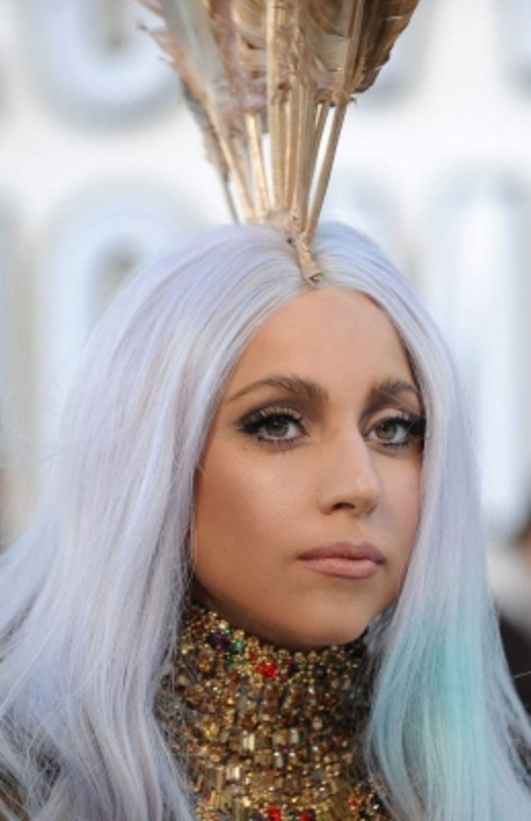 Lejdi Gaga šmrkala kokain s Biblije   