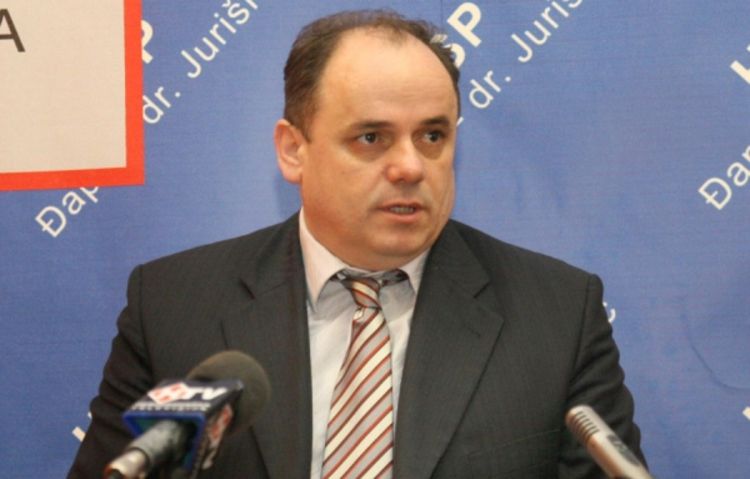 Ćosić zasjeo u Jurišićevu fotelju
