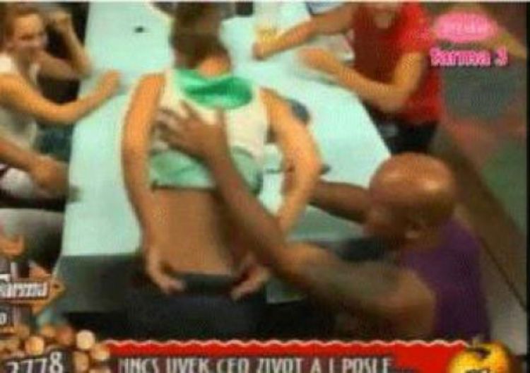 Peja liznuo Natinu guzu