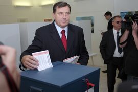 Dodik vodi ispred Tadića