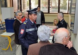 Pijan razbio staklo na vratima SNSD-a