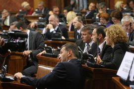 Skupština Srbije usvojila Deklaraciju o osudi zločina nad Srbima