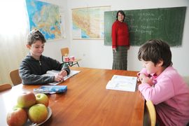 Brat, sestra i mama cijela škola