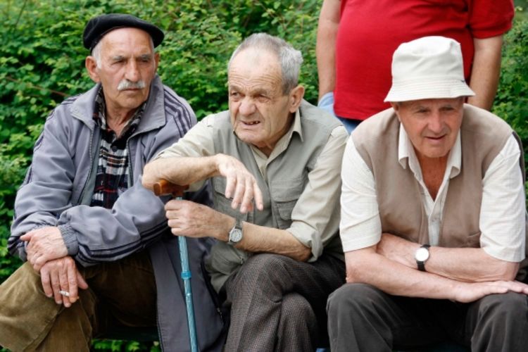 Oko 40 odsto starih nema za goli život