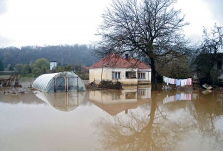 U poplavama u Rusiji poginulo 11 ljudi