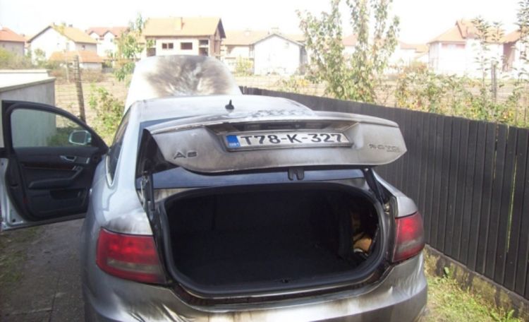 Mladiću zapaljen audi 6