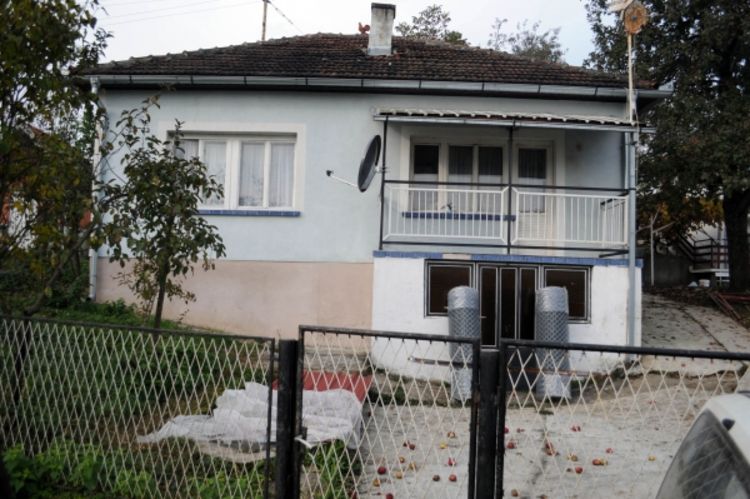 Pretukli ga i oteli mu novac od zemlje
