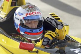 Putin provozao bolid Formule 1 (video)