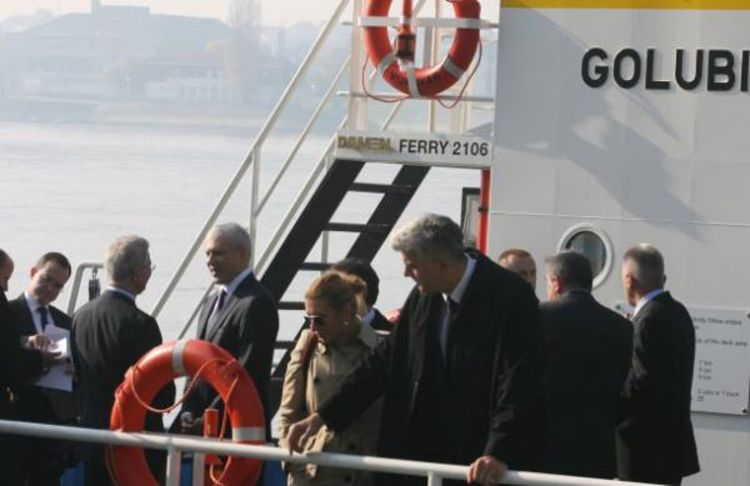 Vukovarci aplauzom pozdravili Tadića