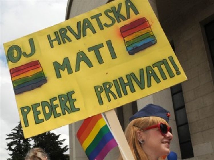 U sačekuši pretučena dva homoseksualca
