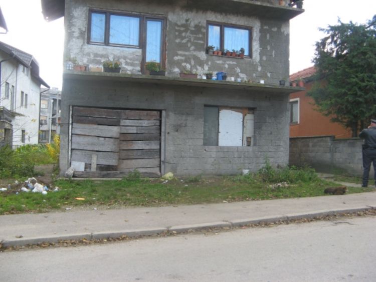 Zbog ubistva starice uhapšeni majka i sin
