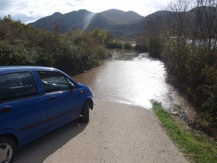 Poplavljene kuće i blokirani putevi