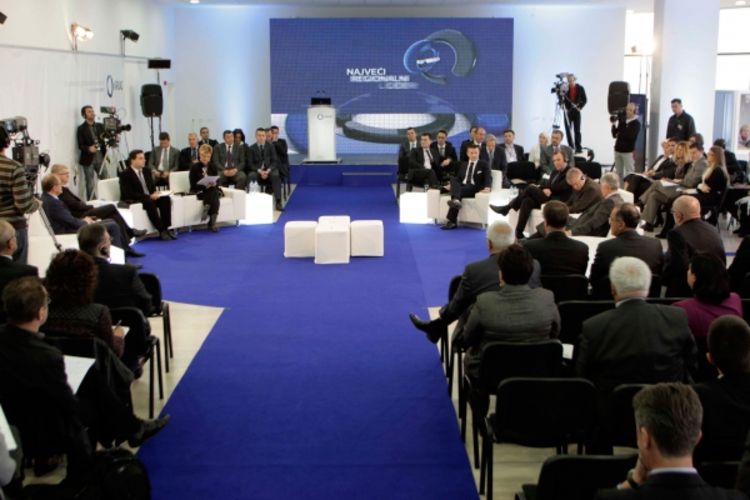 Privreda bolje povezuje od politike