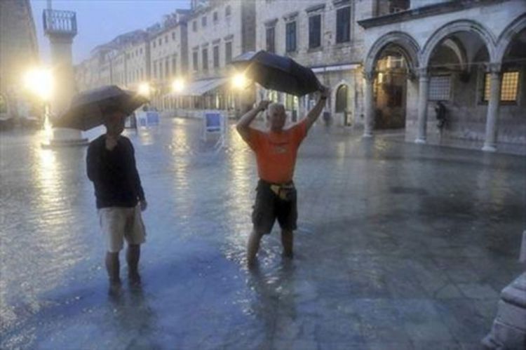 Troje ljudi povrijeđeno u poplavama