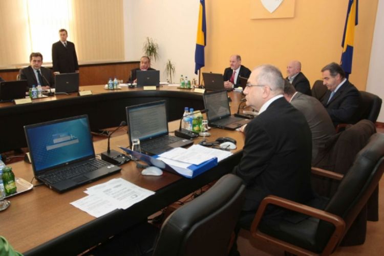 Vlada FBiH u manjku 100 miliona, a povećali sebi plate