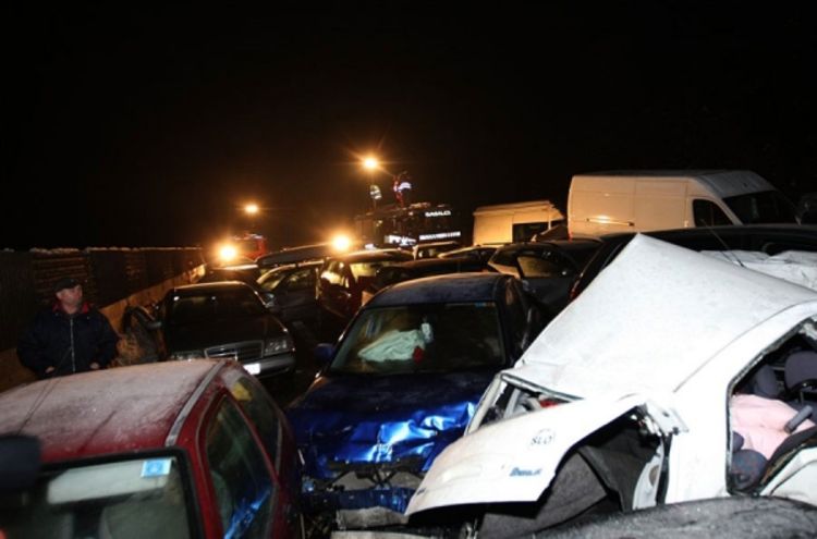 U lančanom sudaru poginule dvije osobe, 23 povrijeđeno