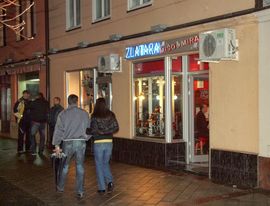 Opljačkali zlataru pred unukom vlasnice