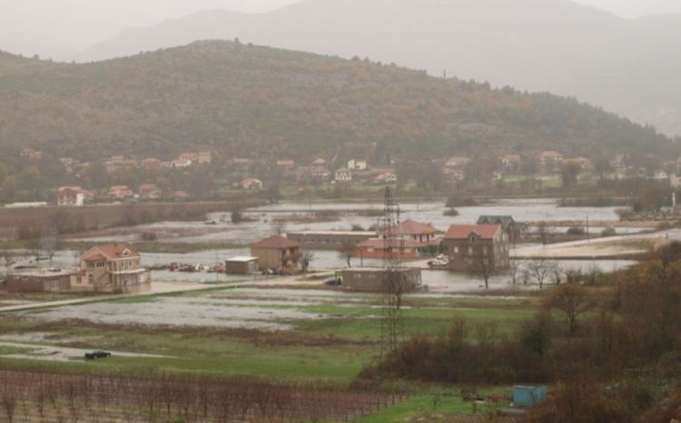 Poplave: Desetine porodica evakuisane