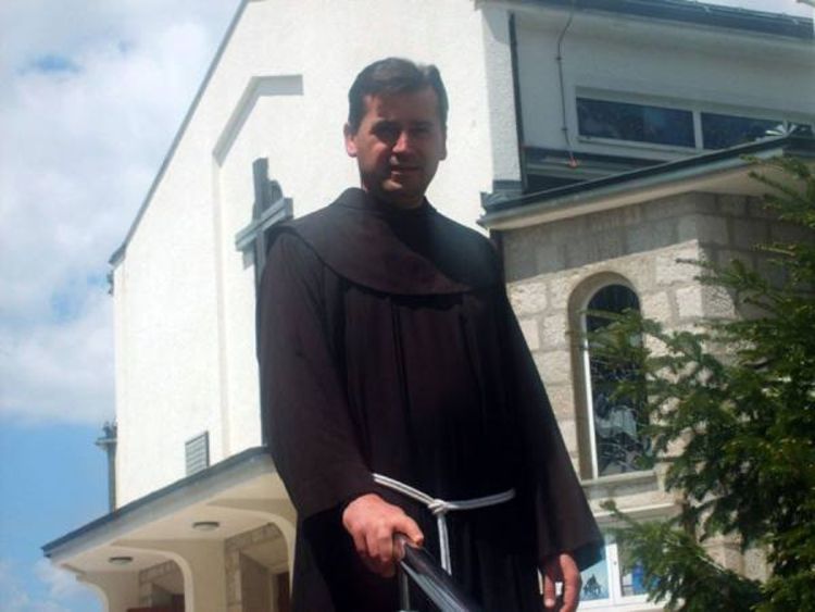 Ispred crkve pronađen mrtav sveštenik