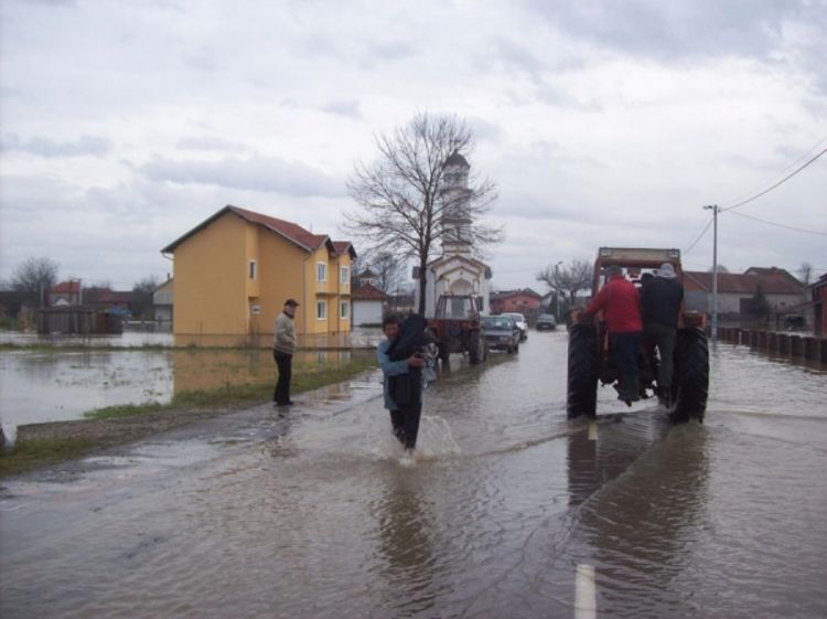 Dvorovi pod vodom, počela evakuacija