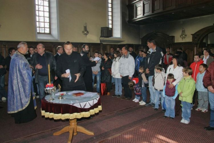 Obavljeno kolektivno krštenje