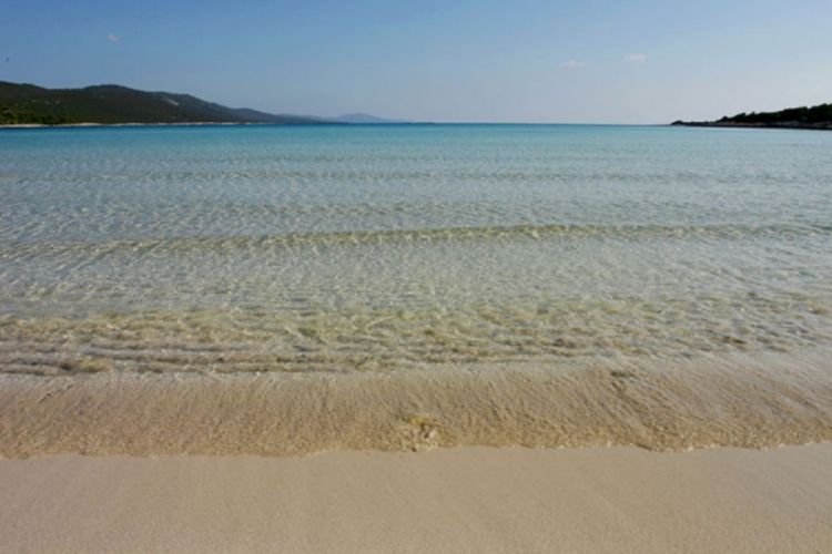 Smeće iz Albanije zatrpalo plažu Saharun