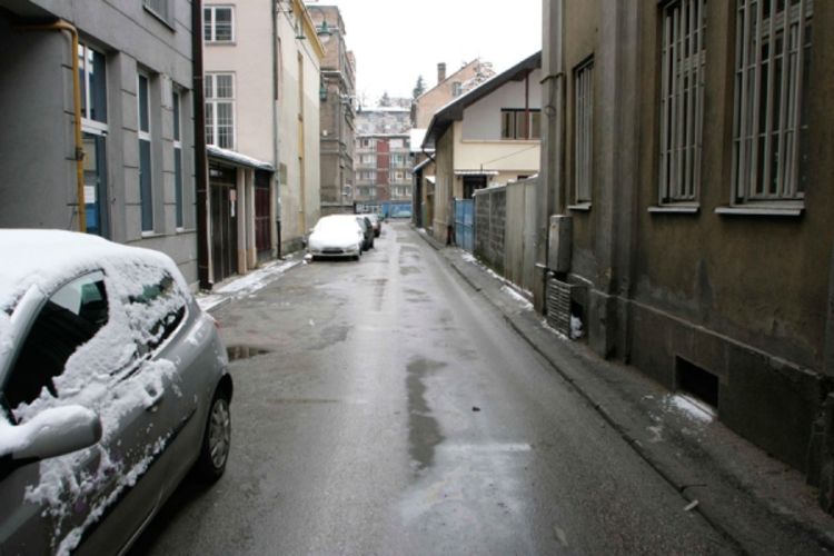 Mladić ranjen u stopalo i vrat
