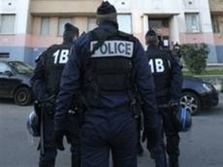 Mladić naoružan mačem drži taoce u vrtiću.