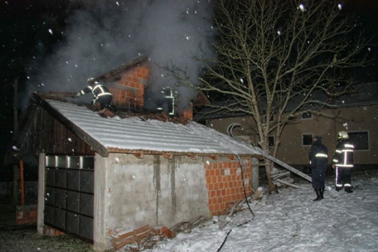 Zapalio kuću i tjerao vatrogasce