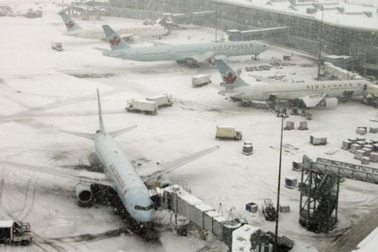 Stotine ljudi provelo noć na aerodromima