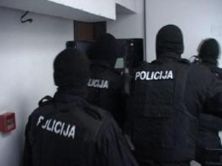 Među deset uhapšenih i policijski službenik
