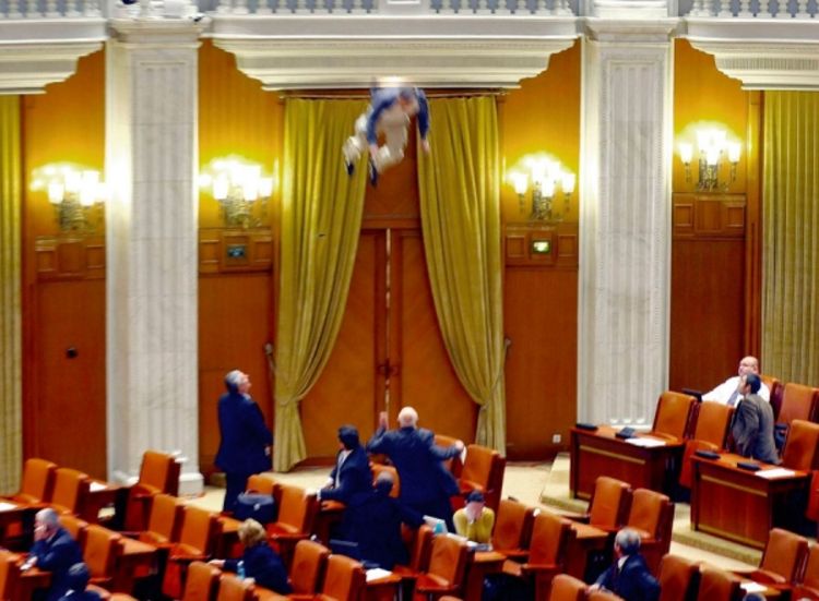 Bacio se sa balkona usred parlamenta (video)