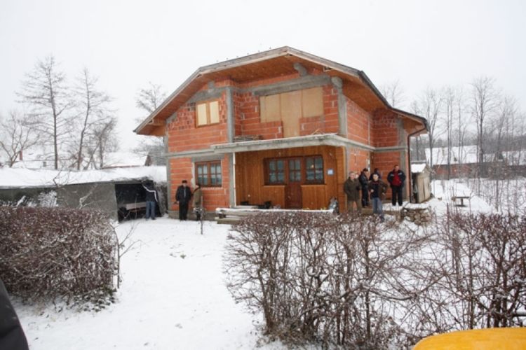 Večerao s porodicom pa se objesio u teretani