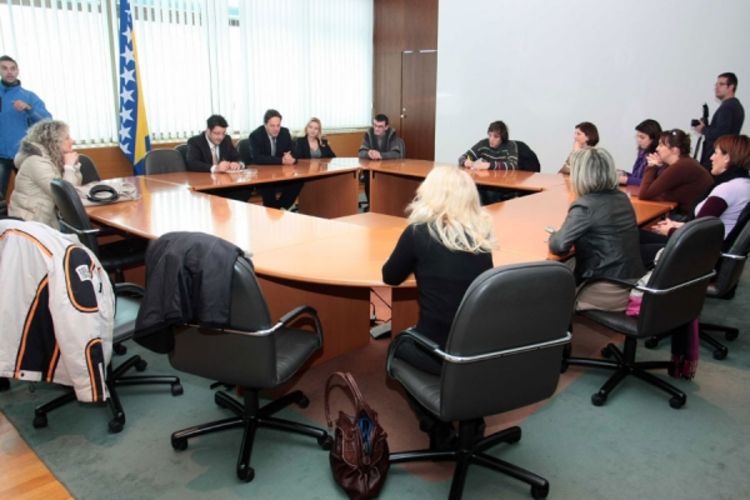 Umjesto poslanika, na prijemu službenici