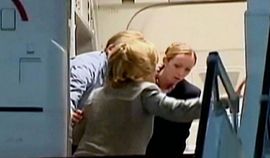 Hilari Klinton naglavačke pala na ulasku u avion (Video)