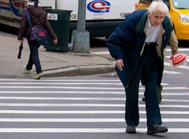 Penzioner zaradio hiljade evra lažnim padovima na ulici