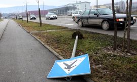 Dostavljač pošte uništavao znakove