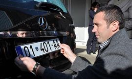 Suspendovan policajac jer nije sproveo uredbu o tablicama
